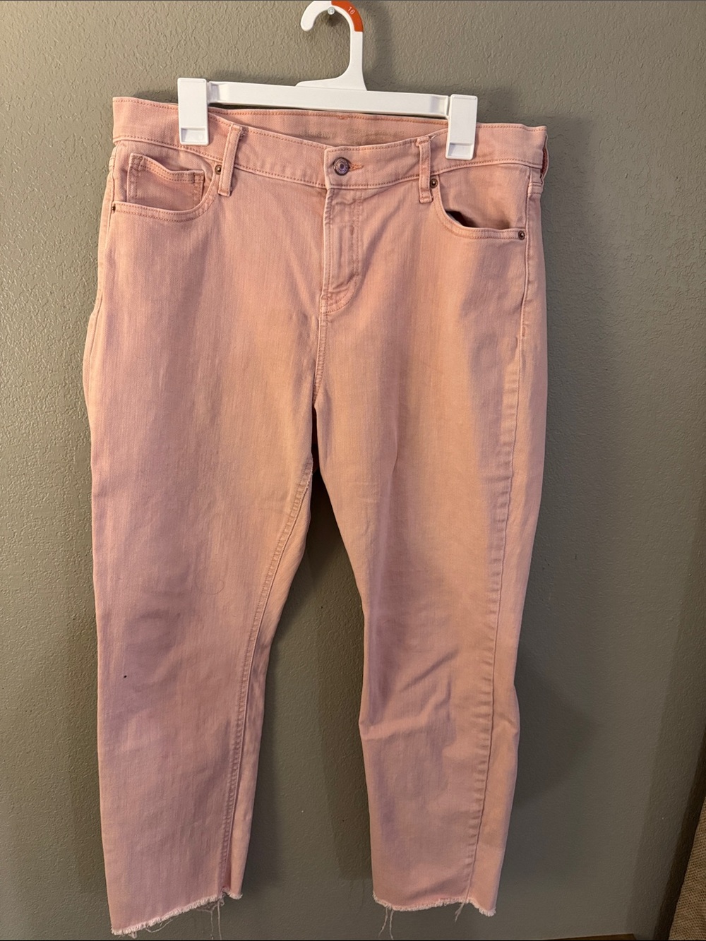 Old Navy Perfect Straight Cropped Slim Ankle Jeans in Blush Pink. Size 14